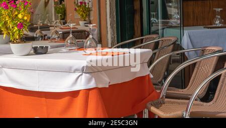 Table vide au restaurant de rue en plein air prêt pour les visiteurs, Venise, Italie, heure d'été Banque D'Images