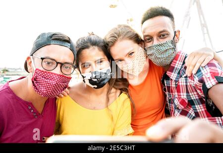 Les voyageurs multiculturels se prenant en selfie avec des masques fermés - Nouveau concept de voyage normal avec des jeunes qui s'amusent en toute sécurité ensemble Banque D'Images
