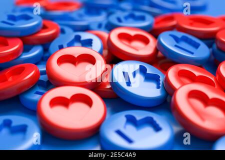 Un mélange de boutons similaires avec un coeur gravé en rouge et pouces en bleu sur un tas. Arrière-plan bleu. Concept de médias sociaux. Plein format.