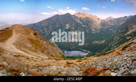 Panorama à couper le souffle de Popradske pleso vue sur le lac au lever du soleil à High Tatras, Slovaquie Banque D'Images
