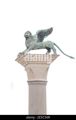 Ancienne statue de haut de tour originale de symbole de Venise ailé lion à la Piazza San Marco isolé à fond blanc, Venise, Italie, gros plan, det Banque D'Images