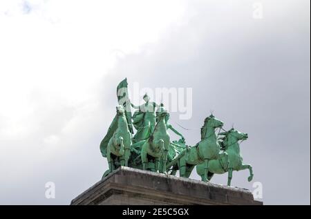 Bruxelles, BELGIQUE : la statue de l'Arc de Triomphe dans le Parc du cinquantième anniversaire (Parc du Cinquantenaire) à Bruxelles, Belgique. Banque D'Images