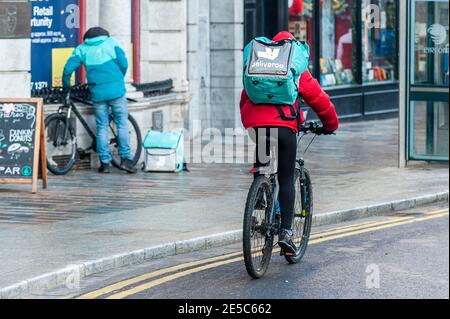 Deliveroo livraison de nourriture riders dans la ville de Cork, Irlande. Banque D'Images