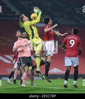 Le gardien de but de Sheffield United Aaron Ramsdale est fouillé par Harry Maguire de Manchester United lors du match de la Premier League à Old Trafford, Manchester. Date de la photo: Mercredi 27 janvier 2021. Banque D'Images