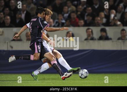 John Arne Riise, de Rome, lutte pour le ballon avec Fernando Menegazzo de Bordeaux lors du match de football de la Ligue des champions de l'UEFA, Girondins de Bordeaux contre AS Roma au stade Chaban-Delmas de Bordeaux, France, le 1er octobre 2008. COMME Roma a gagné 3-1 photo par Willis Parker/Cameleon/ABACAPRESS.COM Banque D'Images