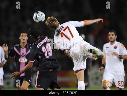 John Arne Riise, de Roma, lutte pour le ballon avec Marouane Chamakh de Bordeaux lors du match de football de la Ligue des champions de l'UEFA, Girondins de Bordeaux contre AS Roma au stade Chaban-Delmas de Bordeaux, France, le 1er octobre 2008. COMME Roma a gagné 3-1 photo par Willis Parker/Cameleon/ABACAPRESS.COM Banque D'Images