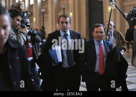 Les avocats français Karim Achoui, Patrick Maisonneuve (L) et Francis Szpiner, comparaissent devant le tribunal d'assises de Paris, en France, le 2 octobre 2008, le premier jour du procès d'Assem du gangster Antonio Ferrara. Achoui apparaît en complicité pour le tri de la prison de Fresnes par Ferrara en 2003. Photo de Mousse/ABACAPRESS.COM Banque D'Images