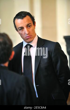 L'avocat français Karim Achoui (L) comparaît au tribunal d'assises de Paris, France, le 2 octobre 2008, le premier jour du procès d'Assem du gangster Antonio Ferrara. Achoui apparaît en complicité pour le tri de la prison de Fresnes par Ferrara en 2003. Photo de Mousse/ABACAPRESS.COM Banque D'Images