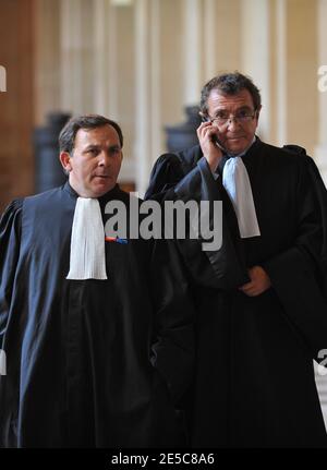 Les avocats français Karim Achoui Francis Szpiner (L) et Patrick Maisonneuve comparaissent devant le tribunal d'assises de Paris, France, le 2 octobre 2008, le premier jour du procès d'Assem du gangster Antonio Ferrara. Achoui apparaît en complicité pour le tri de la prison de Fresnes par Ferrara en 2003. Photo de Mousse/ABACAPRESS.COM Banque D'Images