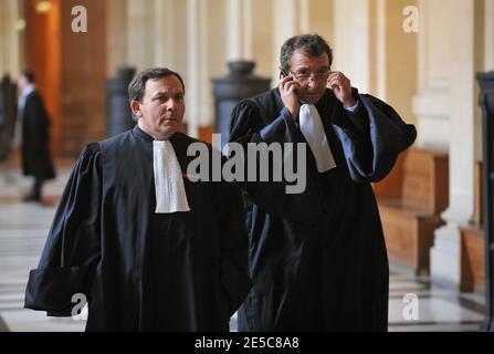 Les avocats français Karim Achoui Francis Szpiner (L) et Patrick Maisonneuve comparaissent devant le tribunal d'assises de Paris, France, le 2 octobre 2008, le premier jour du procès d'Assem du gangster Antonio Ferrara. Achoui apparaît en complicité pour le tri de la prison de Fresnes par Ferrara en 2003. Photo de Mousse/ABACAPRESS.COM Banque D'Images