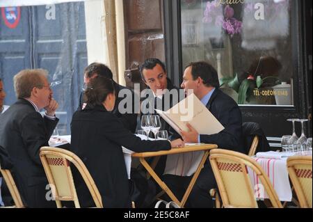 EXCLUSIF. L'avocat français Karim Achoui (arrière-plan, 2e R) a déjeuné à l'extérieur d'un restaurant, aux côtés de ses avocats Francis Szpiner (arrière-plan, R) et Patrick Maisonneuve (arrière-plan, L), à Paris, en France, le 2 octobre 2008, le premier jour du procès asssize du gangster Antonio Ferrara. Achoui apparaît en complicité pour le tri de la prison de Fresnes par Ferrara en 2003. Photo de Mousse/ABACAPRESS.COM Banque D'Images