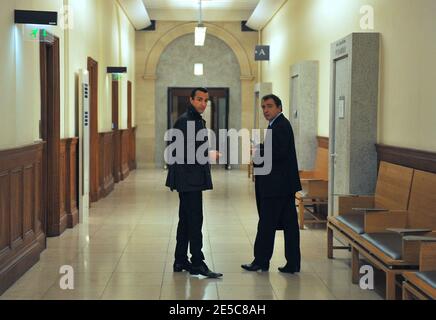 L'avocat français Karim Achoui (L) apparaît aux côtés d'un de ses avocats, Patrick Maisonneuve, au tribunal d'assises de Paris, France, le 2 octobre 2008, le premier jour du procès d'Assem du gangster Antonio Ferrara. Achoui apparaît en complicité pour le tri de la prison de Fresnes par Ferrara en 2003. Photo de Mousse/ABACAPRESS.COM Banque D'Images