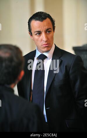 L'avocat français Karim Achoui (L) comparaît au tribunal d'assises de Paris, France, le 2 octobre 2008, le premier jour du procès d'Assem du gangster Antonio Ferrara. Achoui apparaît en complicité pour le tri de la prison de Fresnes par Ferrara en 2003. Photo de Mousse/ABACAPRESS.COM Banque D'Images