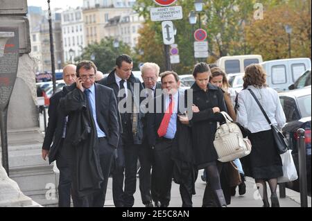 EXCLUSIF. L'avocat français Karim Achoui (C) est vu aux côtés de ses avocats Francis Szpiner (R) et Patrick Maisonneuve (L) à Paris (France) le 2 octobre 2008, le premier jour du procès assé du gangster Antonio Ferrara. Achoui apparaît en complicité pour le tri de la prison de Fresnes par Ferrara en 2003. Photo de Mousse/ABACAPRESS.COM Banque D'Images