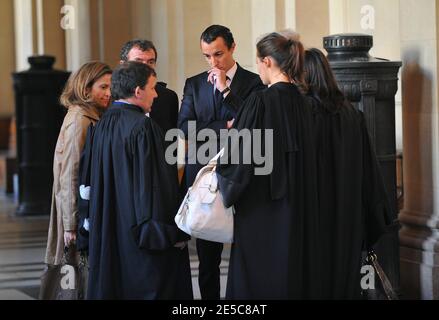L'avocat français Karim Achoui (C) se présente aux côtés de ses avocats, Patrick Maisonneuve et Francis Szpiner, au tribunal d'assises de Paris, en France, le 2 octobre 2008, le premier jour du procès d'Assem du gangster Antonio Ferrara. Achoui apparaît en complicité pour le tri de la prison de Fresnes par Ferrara en 2003. Photo de Mousse/ABACAPRESS.COM Banque D'Images