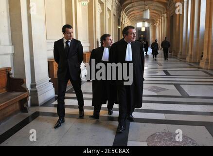 L'avocat français Karim Achoui (L) se présente aux côtés de ses avocats Patrick Maisonneuve (R) et Francis Szpiner (C) au tribunal d'assises de Paris (France) le 2 octobre 2008, le premier jour du procès d'Assem du gangster Antonio Ferrara. Achoui apparaît en complicité pour le tri de la prison de Fresnes par Ferrara en 2003. Photo de Mousse/ABACAPRESS.COM Banque D'Images