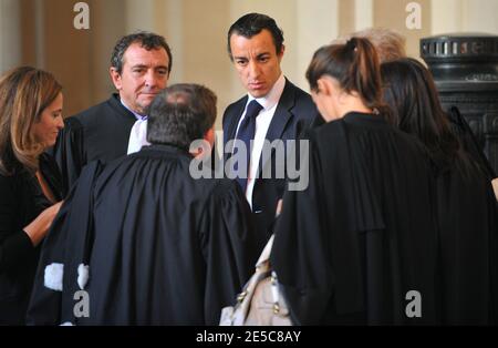 L'avocat français Karim Achoui (C) se présente aux côtés de ses avocats, Patrick Maisonneuve et Francis Szpiner, au tribunal d'assises de Paris, en France, le 2 octobre 2008, le premier jour du procès d'Assem du gangster Antonio Ferrara. Achoui apparaît en complicité pour le tri de la prison de Fresnes par Ferrara en 2003. Photo de Mousse/ABACAPRESS.COM Banque D'Images