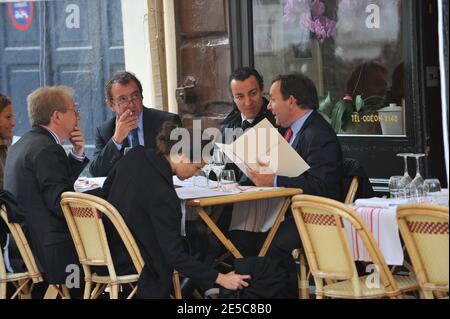 EXCLUSIF. L'avocat français Karim Achoui (arrière-plan, 2e R) a déjeuné à l'extérieur d'un restaurant, aux côtés de ses avocats Francis Szpiner (arrière-plan, R) et Patrick Maisonneuve (arrière-plan, L), à Paris, en France, le 2 octobre 2008, le premier jour du procès asssize du gangster Antonio Ferrara. Achoui apparaît en complicité pour le tri de la prison de Fresnes par Ferrara en 2003. Photo de Mousse/ABACAPRESS.COM Banque D'Images