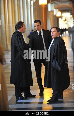 L'avocat français Karim Achoui (C) se présente aux côtés de ses avocats Patrick Maisonneuve (L) et Francis Szpiner (R) au tribunal d'assises de Paris (France) le 2 octobre 2008, le premier jour du procès d'Assem du gangster Antonio Ferrara. Achoui apparaît en complicité pour le tri de la prison de Fresnes par Ferrara en 2003. Photo de Mousse/ABACAPRESS.COM Banque D'Images