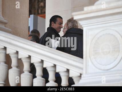 L'avocat français Karim Achoui (L) comparaît au tribunal d'assises de Paris, France, le 2 octobre 2008, le premier jour du procès d'Assem du gangster Antonio Ferrara. Achoui apparaît en complicité pour le tri de la prison de Fresnes par Ferrara en 2003. Photo de Mousse/ABACAPRESS.COM Banque D'Images