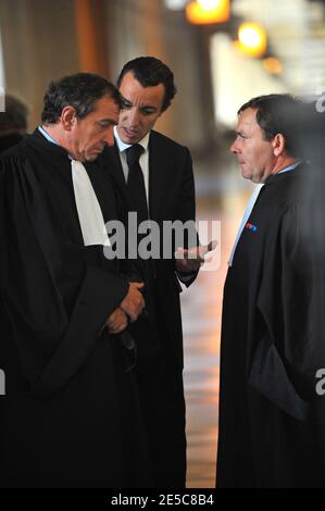 L'avocat français Karim Achoui (C) se présente aux côtés de ses avocats Patrick Maisonneuve (L) et Francis Szpiner (R) au tribunal d'assises de Paris (France) le 2 octobre 2008, le premier jour du procès d'Assem du gangster Antonio Ferrara. Achoui apparaît en complicité pour le tri de la prison de Fresnes par Ferrara en 2003. Photo de Mousse/ABACAPRESS.COM Banque D'Images