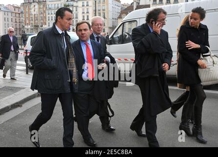 EXCLUSIF. L'avocat français Karim Achoui (L) est vu aux côtés de ses avocats Francis Szpiner (2e L) et Patrick Maisonneuve (R, sur son téléphone portable) à Paris, France, le 2 octobre 2008, le premier jour du procès asssize du gangster Antonio Ferrara. Achoui apparaît en complicité pour le tri de la prison de Fresnes par Ferrara en 2003. Photo de Mousse/ABACAPRESS.COM Banque D'Images