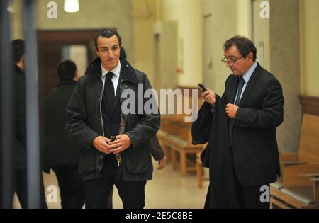 L'avocat français Karim Achoui (L) apparaît aux côtés d'un de ses avocats, Patrick Maisonneuve, au tribunal d'assises de Paris, France, le 2 octobre 2008, le premier jour du procès d'Assem du gangster Antonio Ferrara. Achoui apparaît en complicité pour le tri de la prison de Fresnes par Ferrara en 2003. Photo de Mousse/ABACAPRESS.COM Banque D'Images