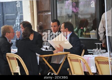 EXCLUSIF. L'avocat français Karim Achoui (arrière-plan, 2e R) a déjeuné à l'extérieur d'un restaurant, aux côtés de ses avocats Francis Szpiner (arrière-plan, R) et Patrick Maisonneuve (arrière-plan, L), à Paris, en France, le 2 octobre 2008, le premier jour du procès asssize du gangster Antonio Ferrara. Achoui apparaît en complicité pour le tri de la prison de Fresnes par Ferrara en 2003. Photo de Mousse/ABACAPRESS.COM Banque D'Images