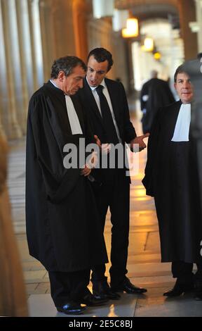 L'avocat français Karim Achoui (C) se présente aux côtés de ses avocats Patrick Maisonneuve (L) et Francis Szpiner (R) au tribunal d'assises de Paris (France) le 2 octobre 2008, le premier jour du procès d'Assem du gangster Antonio Ferrara. Achoui apparaît en complicité pour le tri de la prison de Fresnes par Ferrara en 2003. Photo de Mousse/ABACAPRESS.COM Banque D'Images