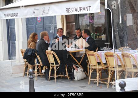 EXCLUSIF. L'avocat français Karim Achoui (arrière-plan, 2e R) a déjeuné à l'extérieur d'un restaurant, aux côtés de ses avocats Francis Szpiner (arrière-plan, R) et Patrick Maisonneuve (arrière-plan, L), à Paris, en France, le 2 octobre 2008, le premier jour du procès asssize du gangster Antonio Ferrara. Achoui apparaît en complicité pour le tri de la prison de Fresnes par Ferrara en 2003. Photo de Mousse/ABACAPRESS.COM Banque D'Images