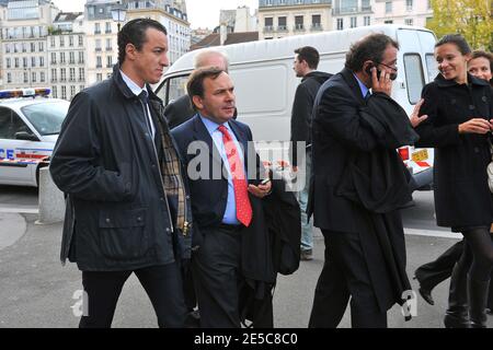 EXCLUSIF. L'avocat français Karim Achoui (L) est vu aux côtés de ses avocats Francis Szpiner (2e L) et Patrick Maisonneuve (R, sur son téléphone portable) à Paris, France, le 2 octobre 2008, le premier jour du procès asssize du gangster Antonio Ferrara. Achoui apparaît en complicité pour le tri de la prison de Fresnes par Ferrara en 2003. Photo de Mousse/ABACAPRESS.COM Banque D'Images