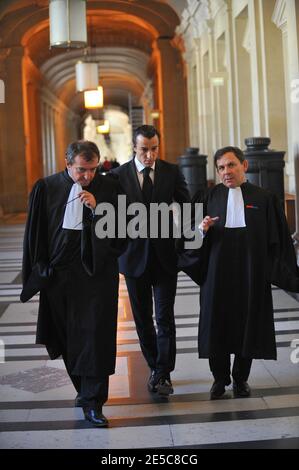 L'avocat français Karim Achoui (C) se présente aux côtés de ses avocats Patrick Maisonneuve (L) et Francis Szpiner (R) au tribunal d'assises de Paris (France) le 2 octobre 2008, le premier jour du procès d'Assem du gangster Antonio Ferrara. Achoui apparaît en complicité pour le tri de la prison de Fresnes par Ferrara en 2003. Photo de Mousse/ABACAPRESS.COM Banque D'Images