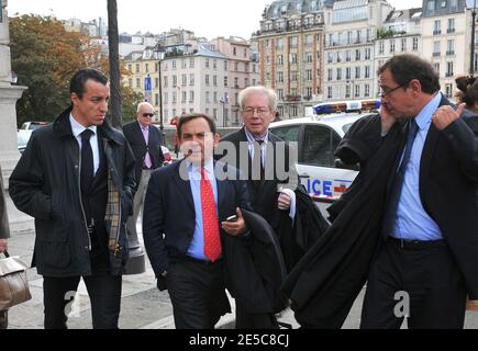 EXCLUSIF. L'avocat français Karim Achoui (L) est vu aux côtés de ses avocats Francis Szpiner (2e L) et Patrick Maisonneuve (R, sur son téléphone portable) à Paris, France, le 2 octobre 2008, le premier jour du procès asssize du gangster Antonio Ferrara. Achoui apparaît en complicité pour le tri de la prison de Fresnes par Ferrara en 2003. Photo de Mousse/ABACAPRESS.COM Banque D'Images