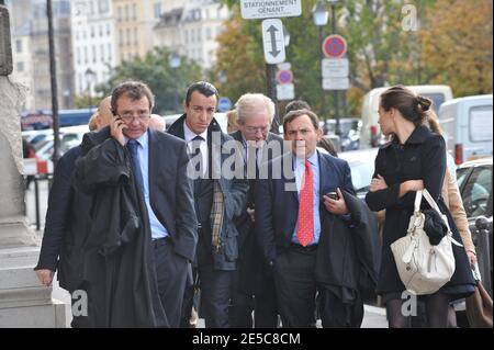 EXCLUSIF. L'avocat français Karim Achoui (C) est vu aux côtés de ses avocats Francis Szpiner (R) et Patrick Maisonneuve (L) à Paris (France) le 2 octobre 2008, le premier jour du procès assé du gangster Antonio Ferrara. Achoui apparaît en complicité pour le tri de la prison de Fresnes par Ferrara en 2003. Photo de Mousse/ABACAPRESS.COM Banque D'Images