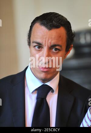 L'avocat français Karim Achoui (L) comparaît au tribunal d'assises de Paris, France, le 2 octobre 2008, le premier jour du procès d'Assem du gangster Antonio Ferrara. Achoui apparaît en complicité pour le tri de la prison de Fresnes par Ferrara en 2003. Photo de Mousse/ABACAPRESS.COM Banque D'Images