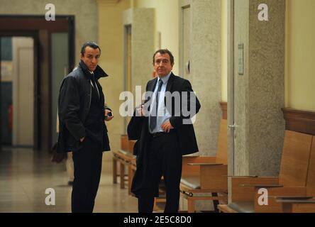 L'avocat français Karim Achoui (L) apparaît aux côtés d'un de ses avocats, Patrick Maisonneuve, au tribunal d'assises de Paris, France, le 2 octobre 2008, le premier jour du procès d'Assem du gangster Antonio Ferrara. Achoui apparaît en complicité pour le tri de la prison de Fresnes par Ferrara en 2003. Photo de Mousse/ABACAPRESS.COM Banque D'Images