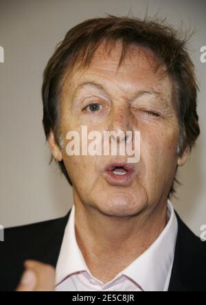 Sir Paul McCartney participe au salon de la collection prêt-à-porter Stella McCartney Printemps-été 2009 à Paris, France, le 2 octobre 2008. Photo de Denis Guignebourg/ABACAPRESS.COM Banque D'Images