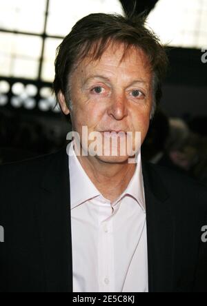 Sir Paul McCartney participe au salon de la collection prêt-à-porter Stella McCartney Printemps-été 2009 à Paris, France, le 2 octobre 2008. Photo de Denis Guignebourg/ABACAPRESS.COM Banque D'Images