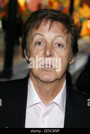 Sir Paul McCartney participe au salon de la collection prêt-à-porter Stella McCartney Printemps-été 2009 à Paris, France, le 2 octobre 2008. Photo de Denis Guignebourg/ABACAPRESS.COM Banque D'Images