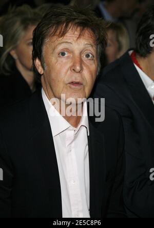 Sir Paul McCartney participe au salon de la collection prêt-à-porter Stella McCartney Printemps-été 2009 à Paris, France, le 2 octobre 2008. Photo de Denis Guignebourg/ABACAPRESS.COM Banque D'Images