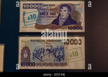 10,000 peso billet de l'Argentine surimprimé en 1985 avec 10 australes, The Money Gallery, Ashmolean Museum, Oxford, Royaume-Uni. Banque D'Images
