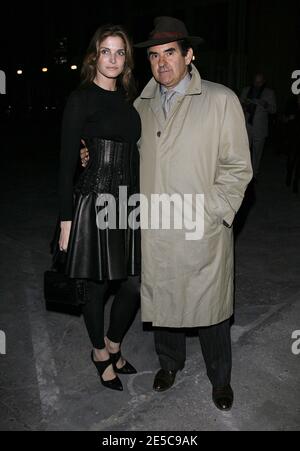 Stephanie Seymour et son mari Peter Brant assistent au salon de la collection prêt-à-porter d'Yves Saint Laurent Printemps-été 2009 à Paris, en France, le 2 octobre 2008. Photo de Marco Vitchi/ABACAPRESS.COM Banque D'Images