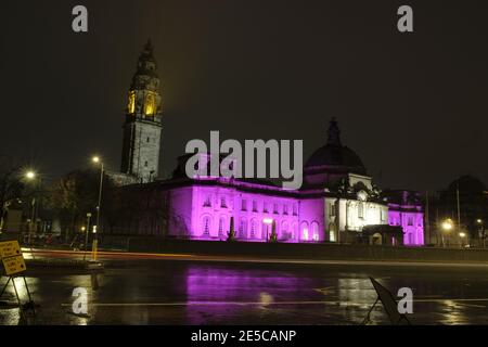 Cardiff, pays de Galles, 27 janvier 2021. L'hôtel de ville de Cardiff a été éclairé en violet pour marquer le jour commémoratif de l'Holocauste. L'événement annuel rend hommage aux millions de Juifs et d'autres minorités assassinées par les Nazis pendant la Seconde Guerre mondiale . Le thème de cette année est - être la lumière dans l'obscurité. Le mémorial a lieu à l'anniversaire de la libération du camp de concentration d'Auschwitz. Credit Alistair Heap/Alamy Live News Banque D'Images