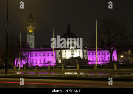 Cardiff, pays de Galles, 27 janvier 2021. L'hôtel de ville de Cardiff a été éclairé en violet pour marquer le jour commémoratif de l'Holocauste. L'événement annuel rend hommage aux millions de Juifs et d'autres minorités assassinées par les Nazis pendant la Seconde Guerre mondiale . Le thème de cette année est - être la lumière dans l'obscurité. Le mémorial a lieu à l'anniversaire de la libération du camp de concentration d'Auschwitz. Credit Alistair Heap/Alamy Live News Banque D'Images