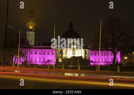 Cardiff, pays de Galles, 27 janvier 2021. L'hôtel de ville de Cardiff a été éclairé en violet pour marquer le jour commémoratif de l'Holocauste. L'événement annuel rend hommage aux millions de Juifs et d'autres minorités assassinées par les Nazis pendant la Seconde Guerre mondiale . Le thème de cette année est - être la lumière dans l'obscurité. Le mémorial a lieu à l'anniversaire de la libération du camp de concentration d'Auschwitz. Credit Alistair Heap/Alamy Live News Banque D'Images