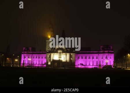 Cardiff, pays de Galles, 27 janvier 2021. L'hôtel de ville de Cardiff a été éclairé en violet pour marquer le jour commémoratif de l'Holocauste. L'événement annuel rend hommage aux millions de Juifs et d'autres minorités assassinées par les Nazis pendant la Seconde Guerre mondiale . Le thème de cette année est - être la lumière dans l'obscurité. Le mémorial a lieu à l'anniversaire de la libération du camp de concentration d'Auschwitz. Credit Alistair Heap/Alamy Live News Banque D'Images