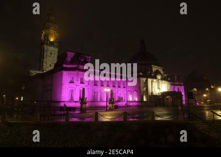 Cardiff, pays de Galles, 27 janvier 2021. L'hôtel de ville de Cardiff a été éclairé en violet pour marquer le jour commémoratif de l'Holocauste. L'événement annuel rend hommage aux millions de Juifs et d'autres minorités assassinées par les Nazis pendant la Seconde Guerre mondiale . Le thème de cette année est - être la lumière dans l'obscurité. Le mémorial a lieu à l'anniversaire de la libération du camp de concentration d'Auschwitz. Credit Alistair Heap/Alamy Live News Banque D'Images