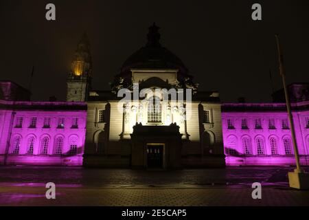 Cardiff, pays de Galles, 27 janvier 2021. L'hôtel de ville de Cardiff a été éclairé en violet pour marquer le jour commémoratif de l'Holocauste. L'événement annuel rend hommage aux millions de Juifs et d'autres minorités assassinées par les Nazis pendant la Seconde Guerre mondiale . Le thème de cette année est - être la lumière dans l'obscurité. Le mémorial a lieu à l'anniversaire de la libération du camp de concentration d'Auschwitz. Credit Alistair Heap/Alamy Live News Banque D'Images