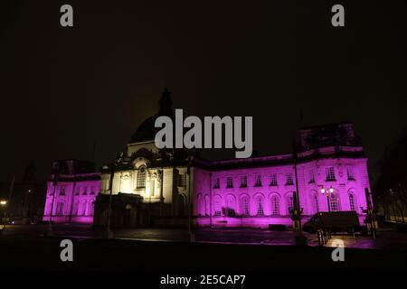 Cardiff, pays de Galles, 27 janvier 2021. L'hôtel de ville de Cardiff a été éclairé en violet pour marquer le jour commémoratif de l'Holocauste. L'événement annuel rend hommage aux millions de Juifs et d'autres minorités assassinées par les Nazis pendant la Seconde Guerre mondiale . Le thème de cette année est - être la lumière dans l'obscurité. Le mémorial a lieu à l'anniversaire de la libération du camp de concentration d'Auschwitz. Credit Alistair Heap/Alamy Live News Banque D'Images