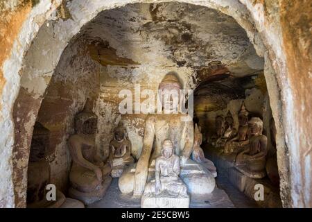 Statues de Bouddha assis à l'intérieur de HPO Win Daung Caves (AKA Phowintau Banque D'Images